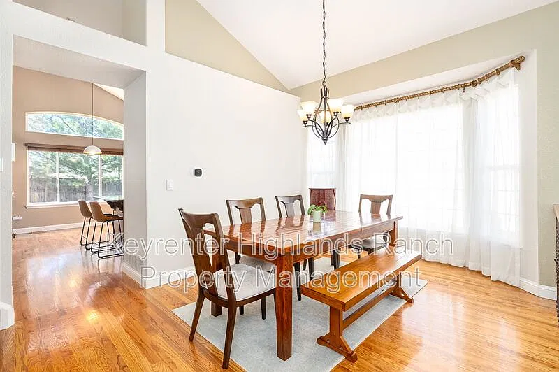 3 bed, 2.5 bath, 2484 sqft, $3,300 — Photo 4