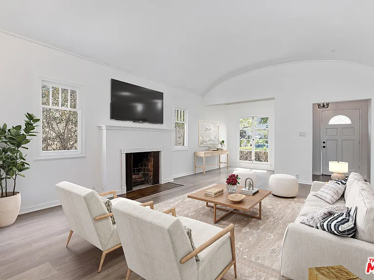 212 N Palm Dr — Photo 2
