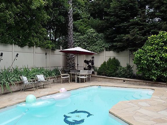 3rd image of 6 Tidewater Ct