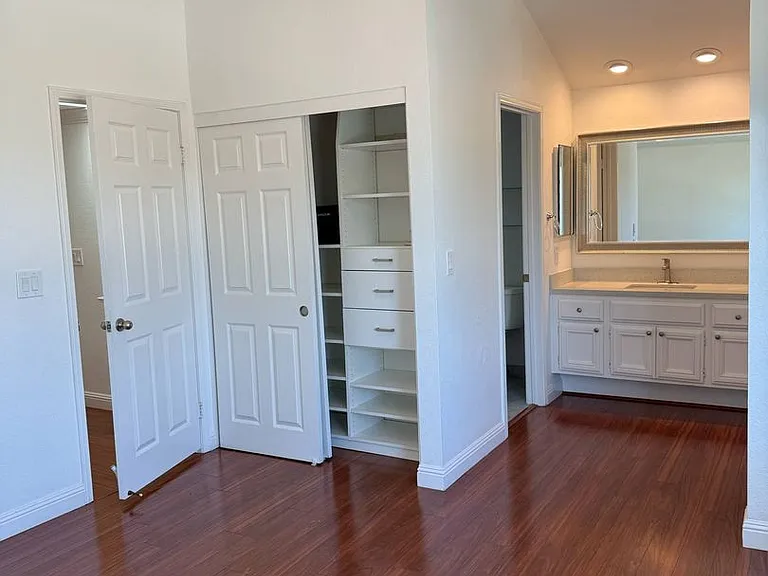 704 Newport Cir — Photo 11