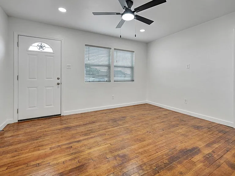3712 Amelia Dr — Photo 3