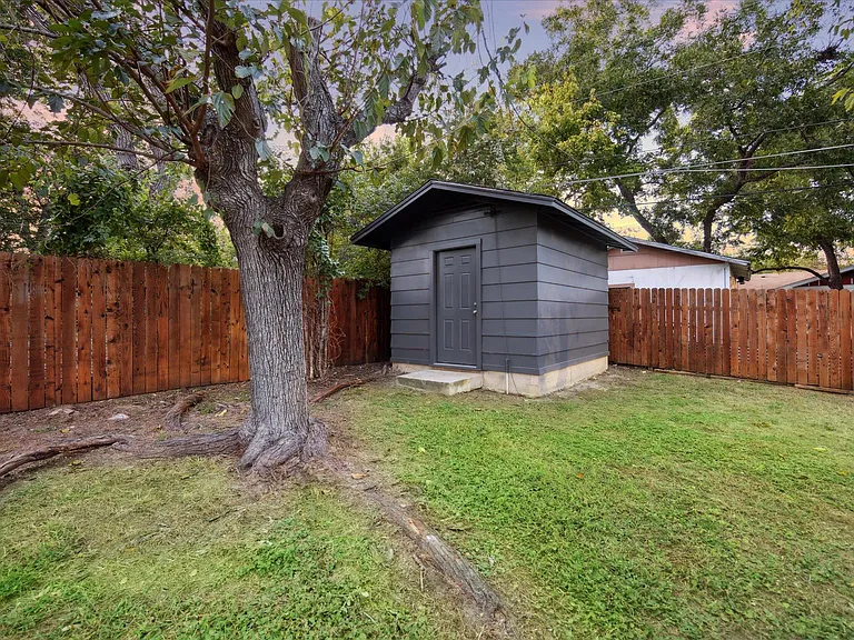 1305 W 1st St — Photo 36