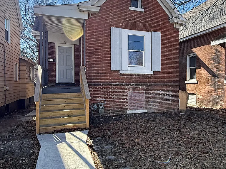 310 E Arcadia Ave — Photo 1