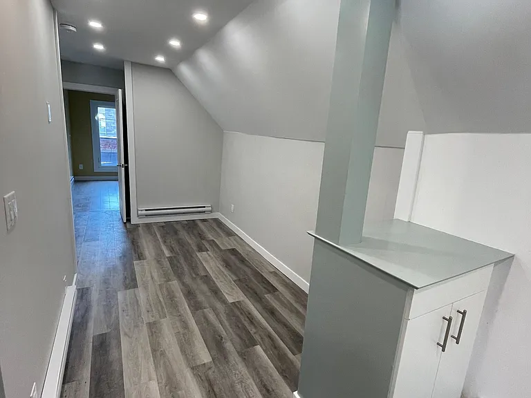 759 Barton St E — Photo 16