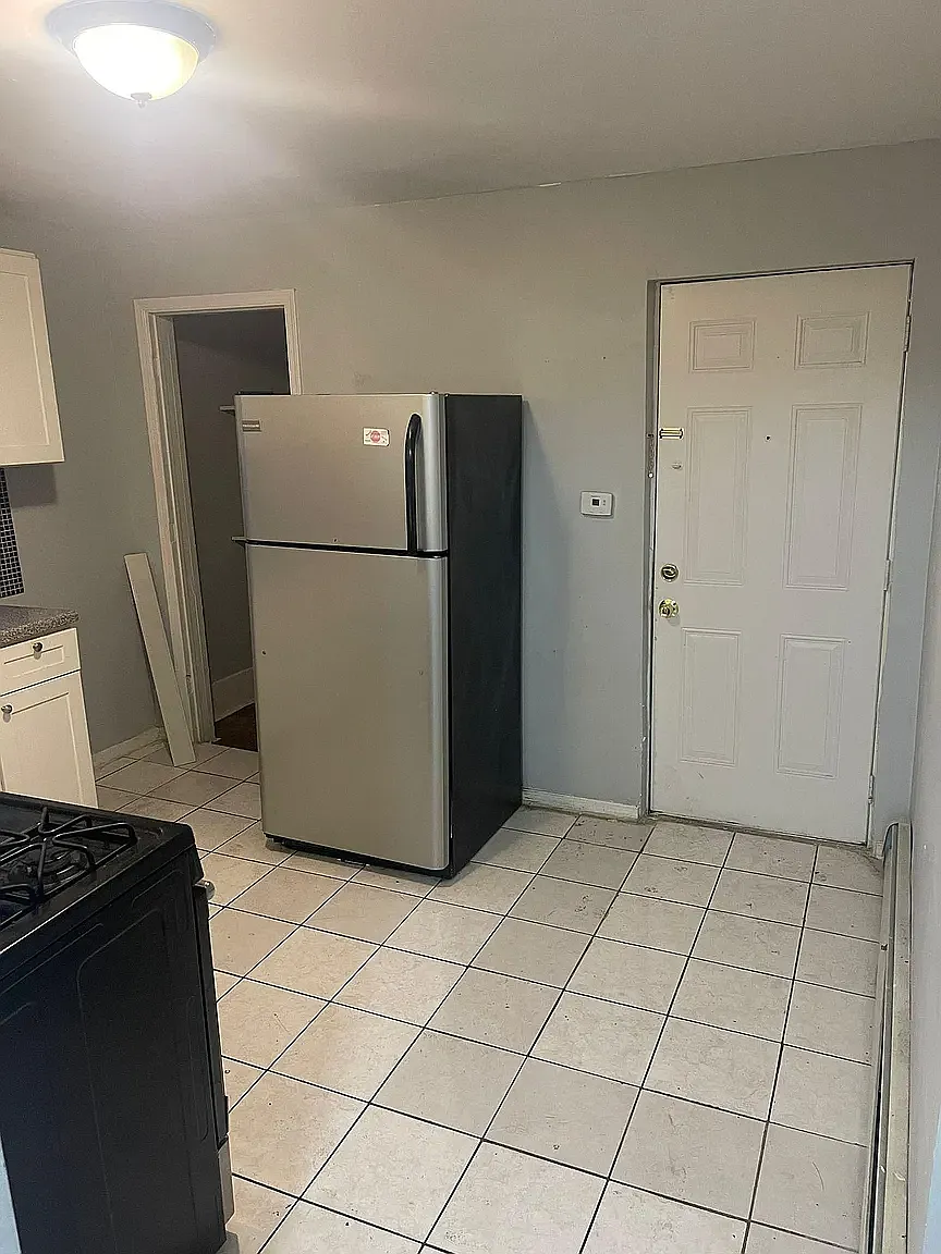 3 bed, 1000 sqft, $1,849 — Photo 2