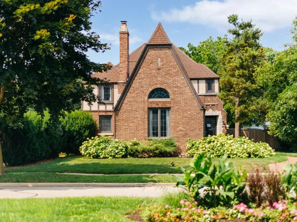 5221 North Santa Monica BOULEVARD, Whitefish Bay, WI 53217