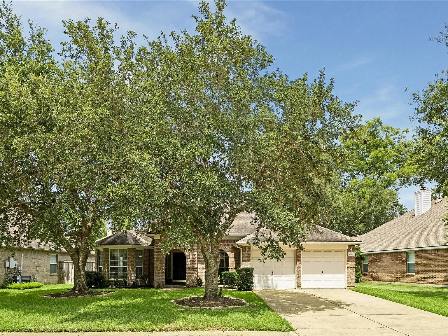 3 bed, 2.0 bath, 2124 sqft, $2,650 — Photo 2