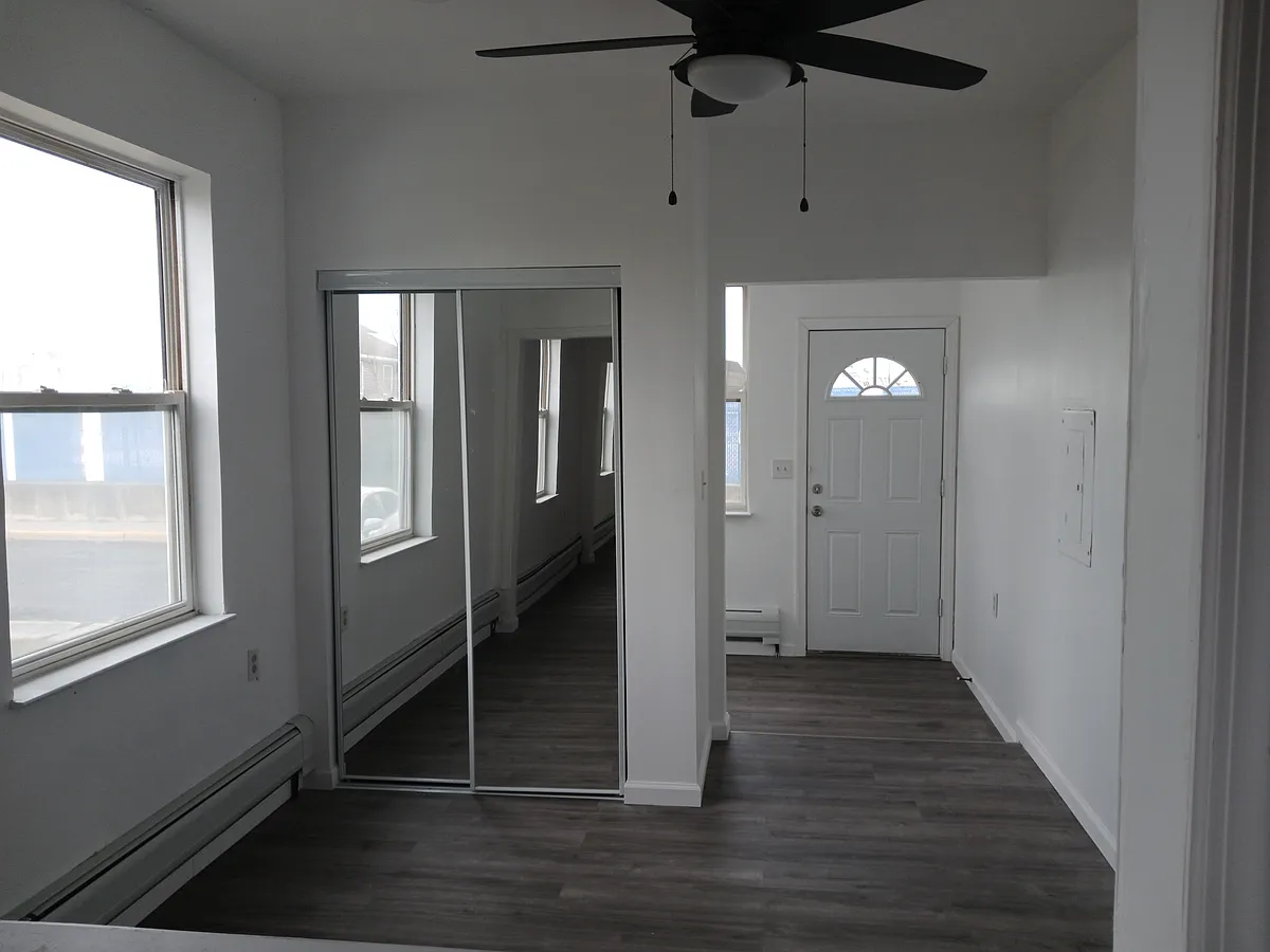 Building Photo - 32 Bay Ave #2