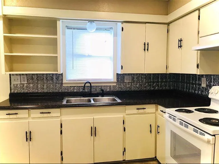 414 E Strand St — Photo 9