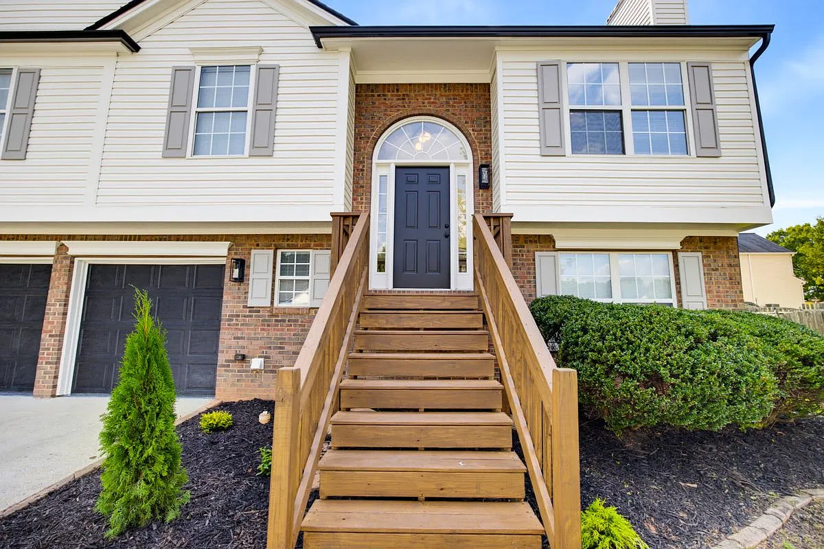 4 bed, 3.0 bath, 1887 sqft, $2,700 — Photo 1