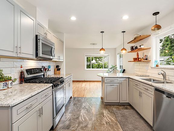 3rd image of 4011 Southglen Ave SE