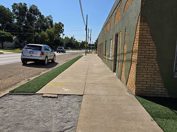 4th image of 219 N Avenue D