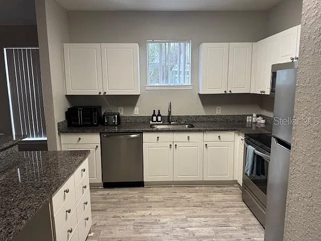 2 bed, 2.0 bath, 1222 sqft, $1,900 — Photo 2