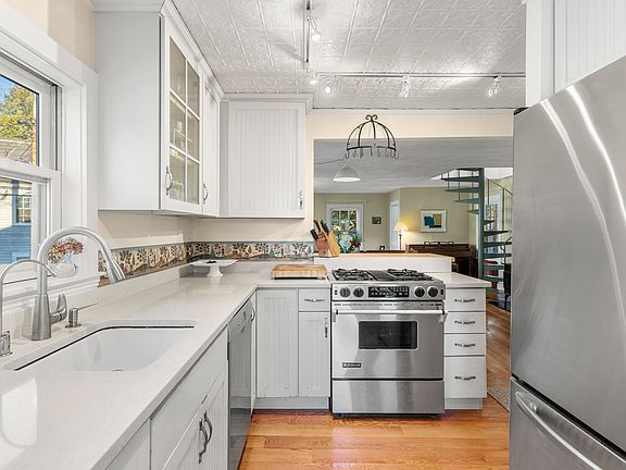 5th image of 12 Bassett St #12