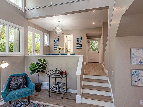 5th image of 996 Menlo Ave #1
