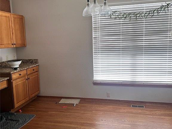 4th image of 2270 Cloverdale Dr