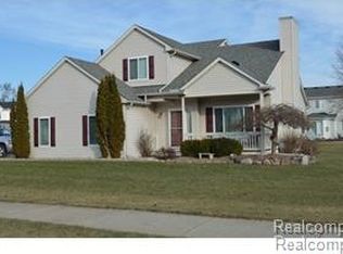 1045 Fox Ct, Oxford, MI 48371