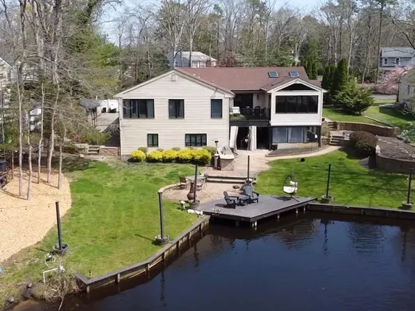 6 Brookside Dr, Medford, NJ 08055
