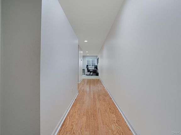 4th image of 303 Bridgeview Drive