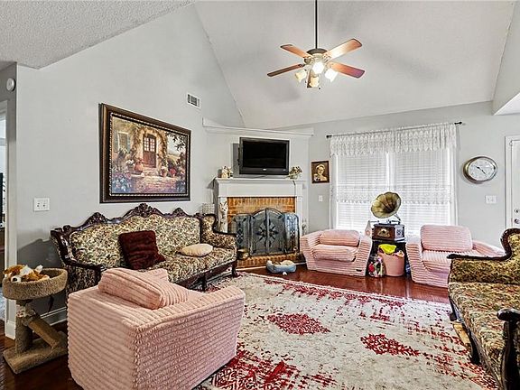 4th image of 3186 Sweetbriar Dr