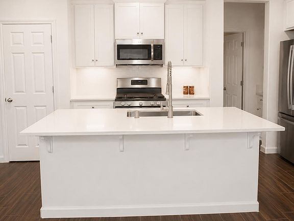 5th image of 2292 N Columbus Dr