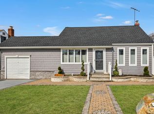 238 35th St, Lindenhurst, NY 11757