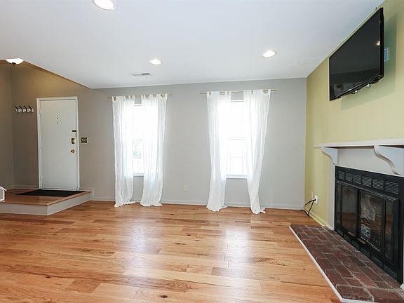 5th image of 35 Woodsview Ln