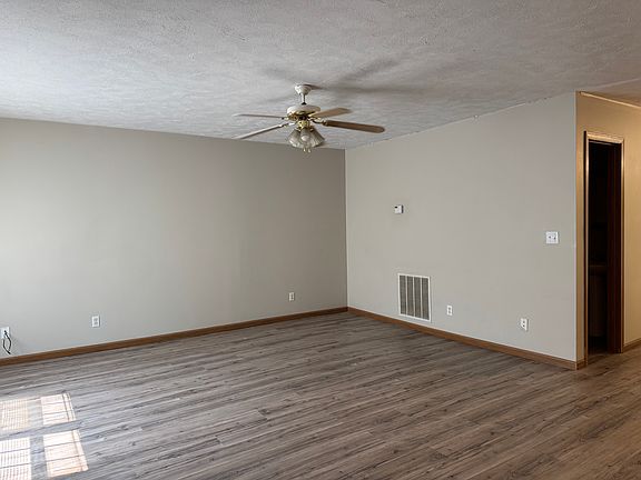 3rd image of 918 Kathryn Ln