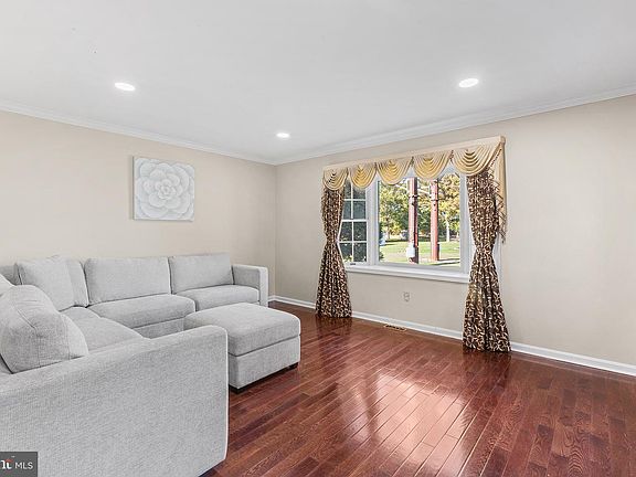 3rd image of 3074 Cowpath Rd