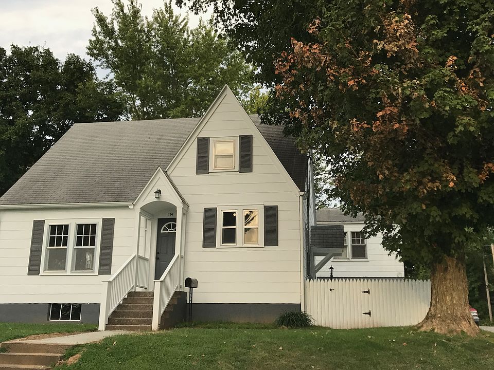 Corner lot, fenced in yard