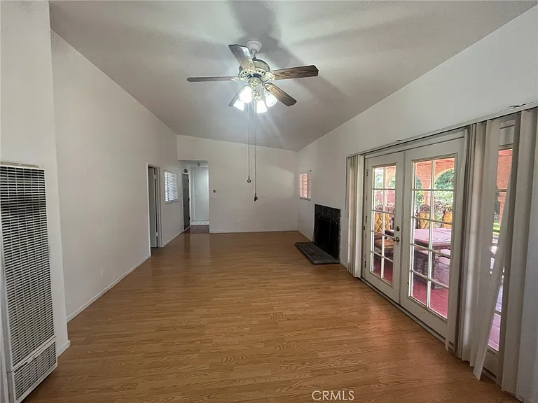 536 Sandsprings Dr — Photo 3