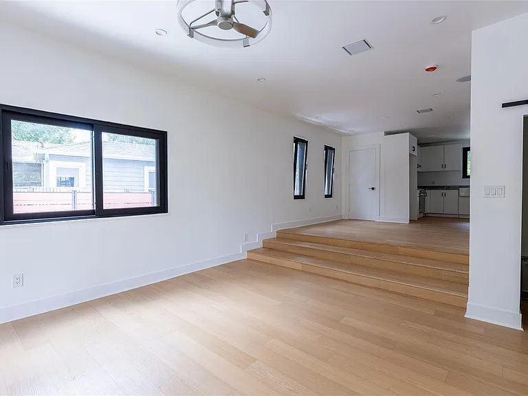 2945 Moss St — Photo 24