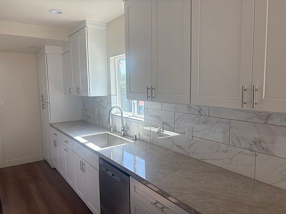 5th image of 124 E Cypress Ave