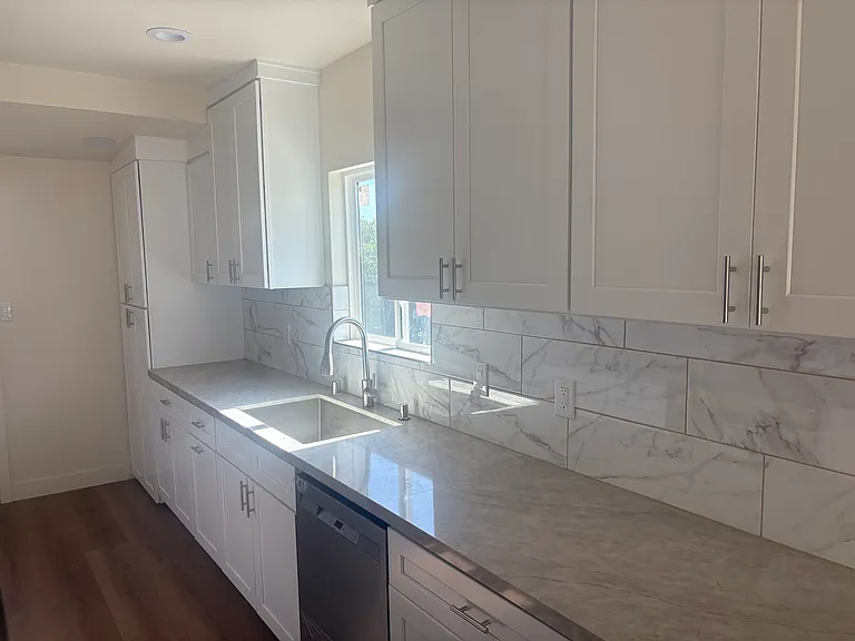 124 E Cypress Ave — Photo 5