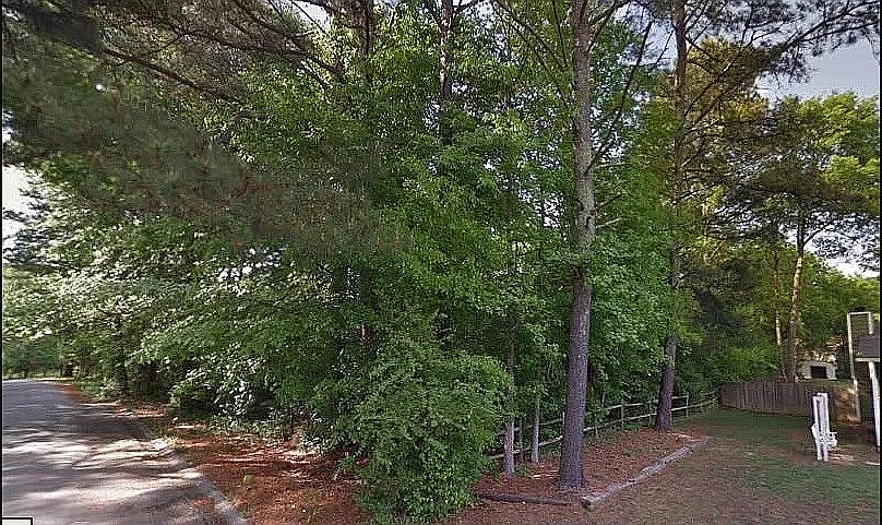 1st image of 2072 Woodbine Cir