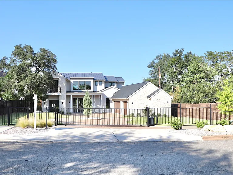 6102 Forest Hills Dr — Photo 2