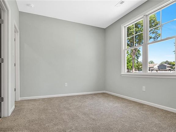 4th image of 327 Linda Ln