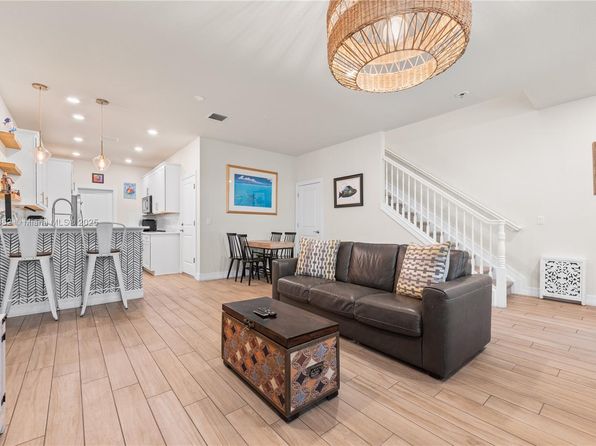 1030 Eucalyptus Dr UNIT 2