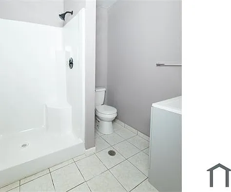 5 bed, 2500 sqft, $2,040 — Photo 3