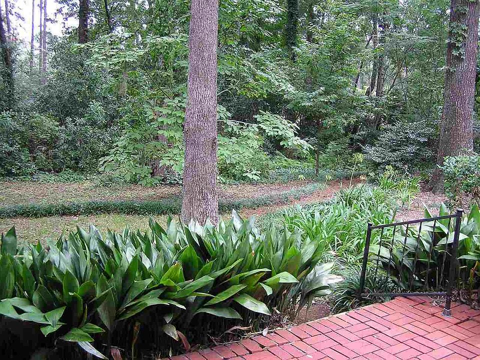 2nd image of 2943 Huntington Dr