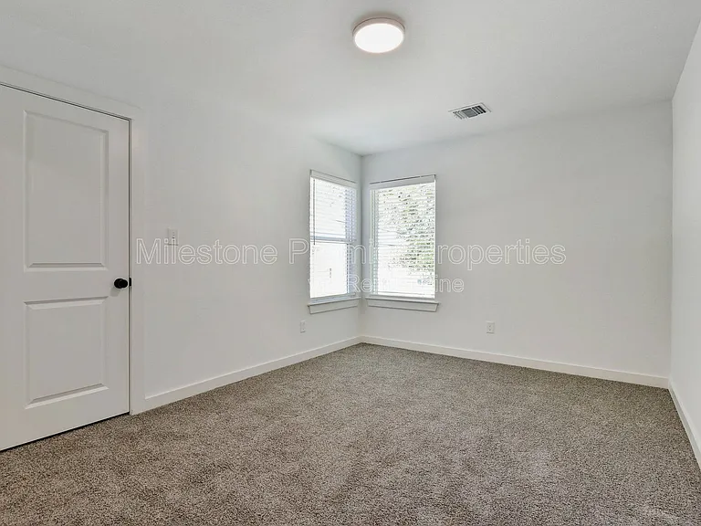 103 E Bond St — Photo 7