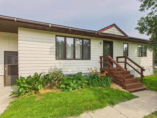 408 6th Ave SW, Warroad, MN 56763
