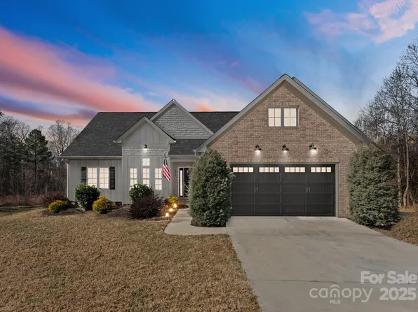 279 20th Avenue Dr NW, Hickory, NC 28601