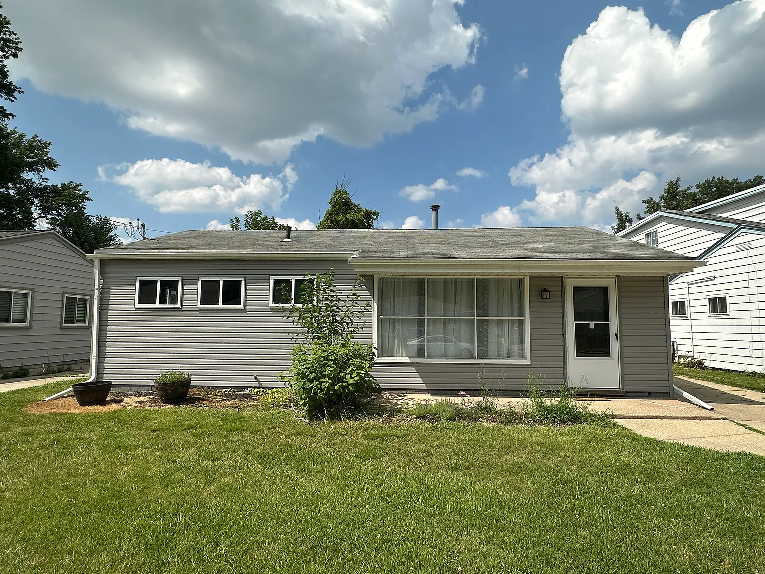 3 bed, 936 sqft, $1,600 — Photo 1