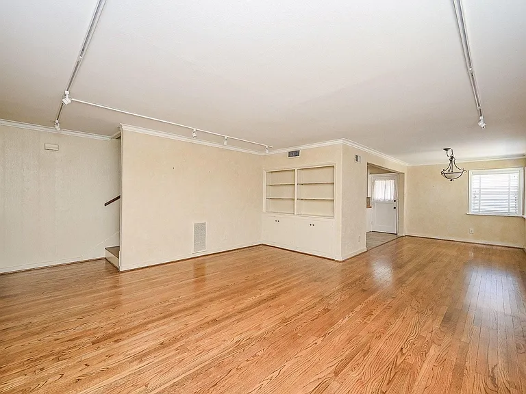 2821 Eastgrove Ln — Photo 6