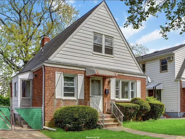 8341 264th St, Glen Oaks, NY 11004