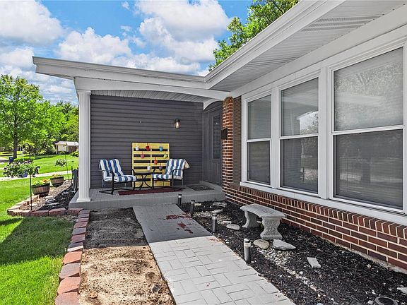 3rd image of 1105 Meadowgrass Dr