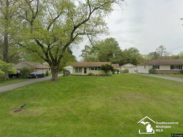 8898 Woodside Dr, Temperance, MI 48182