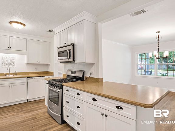 2nd image of 524 Linda Ln