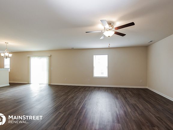 5th image of 303 Iron Horse Ln